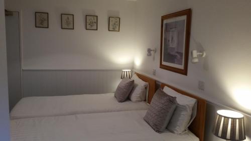 Halfway House Hotel - image 5
