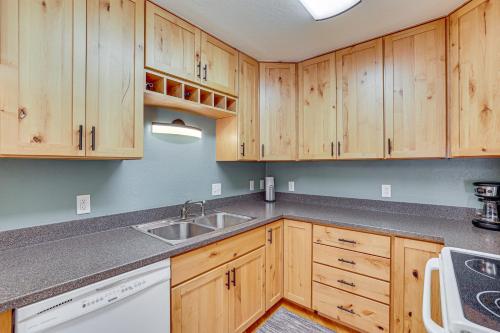 Classic Cabin with Hot Tub and Loft 10 Mi to Keystone - image 11