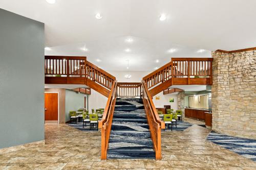 Lobby, Suburban Studios Mason Near Kings Island in Mason (OH)