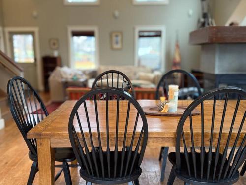 Pet Friendly Mtn Retreat Ski Hot Tub Pool Table in New Kingston, USA