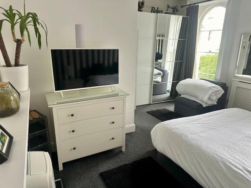 Beautiful & Vast Central Apartment Free Parking