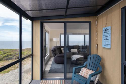 Balkons/terase, 100m² 2 guļamistaba, 1 privāta vannas istaba Māja Lulworth
 (Seaspray Beach House) in Lulworth