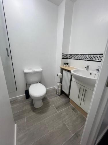 New Manchester City Getaway House with 2 FREE Parking, Manchester (photo 8)