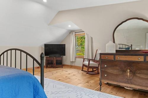 New! 3BR Contemporary Log Home in Catskill Mtns in Margaretville, USA