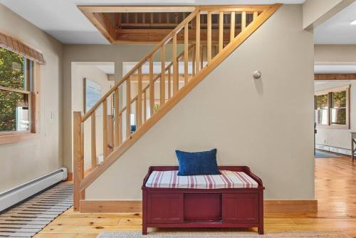 New! 3BR Contemporary Log Home in Catskill Mtns in Margaretville, USA