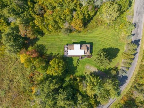 New! 3BR Contemporary Log Home in Catskill Mtns in Margaretville, USA