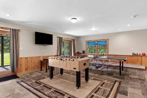 New! 3BR Contemporary Log Home in Catskill Mtns in Margaretville, USA
