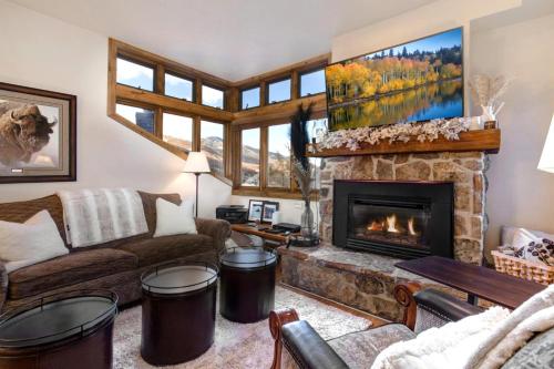 KBM Resorts FREE CAR Walk to Main St Private Hot Tub POA-504B