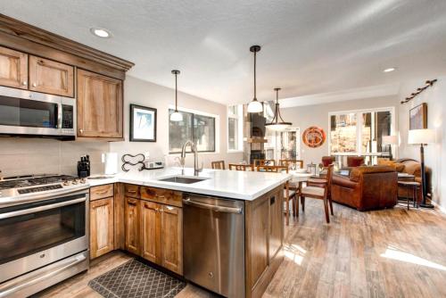 KBM Resorts Red Pine Free Door-to-Ski shuttle Near Cabriolet at Canyons and VillageCommon hot tub Pool summer Tennis Gas Fireplace RPT-14t image