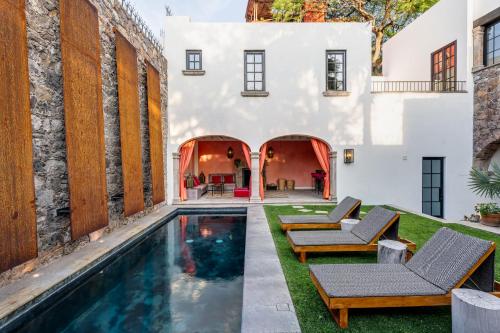 Villa Garita, 6BR Designer Villa with Heated Pool in Centro in San Miguel de Allende, Mexico