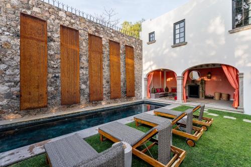 Villa Garita, 6BR Designer Villa with Heated Pool in Centro in San Miguel de Allende, Mexico