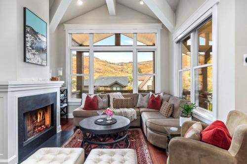 KBM Resorts PWS-957 Luxurious 3bd Old Town Home 2 family rooms BBQ PWS-957