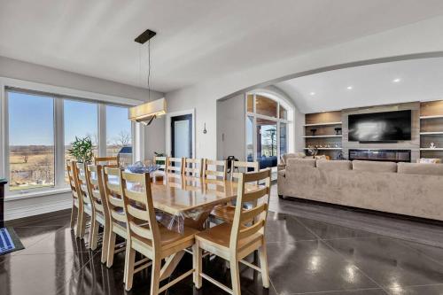 Iekārtas, Private Luxury Farmhouse Retreat with Hot tub in Conestogo (ON)
