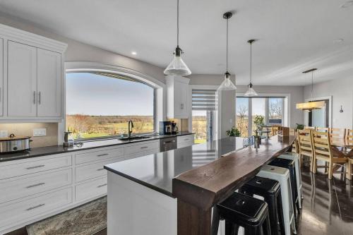virtuve, Private Luxury Farmhouse Retreat with Hot tub in Conestogo (ON)
