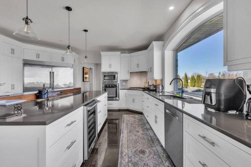 virtuve, Private Luxury Farmhouse Retreat with Hot tub in Conestogo (ON)