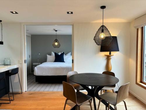 Deluxe One-Bedroom Apartment