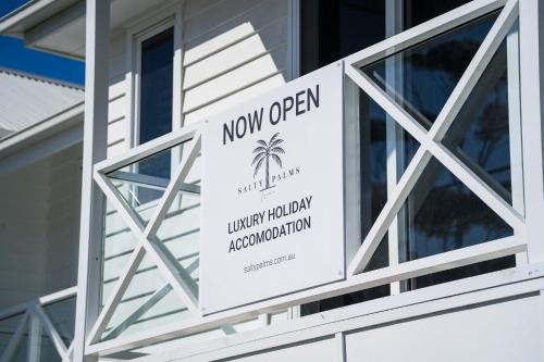The SALTY PALMS Luxury Beach House Kiama in كياما
