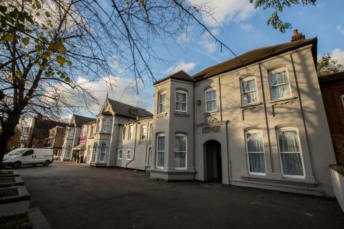 Newham Hotel - image 2