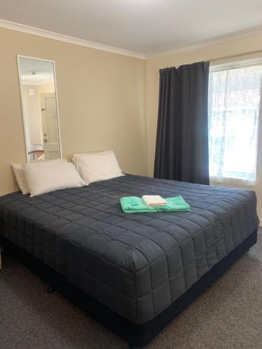 1 queen bed, 1 twin bed