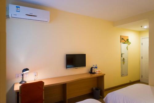 Home Inn Changchun Yatai Street Dongsi Road Ideally located in the Kuancheng area, Home Inn Changchun Yatai Street Dongsi Road promises a relaxing and wonderful visit. The property offers a high standard of service and amenities to suit the ind