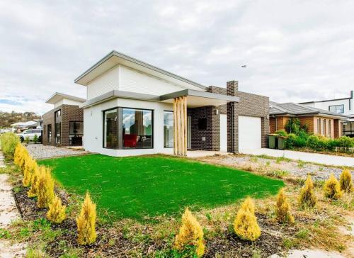 Bright and Chic House at Throsby with 4 Bedrooms in نورثن كانبير ا