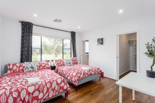 Bright and Chic House at Throsby with 4 Bedrooms in نورثن كانبير ا