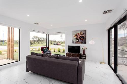 Bright and Chic House at Throsby with 4 Bedrooms in نورثن كانبير ا