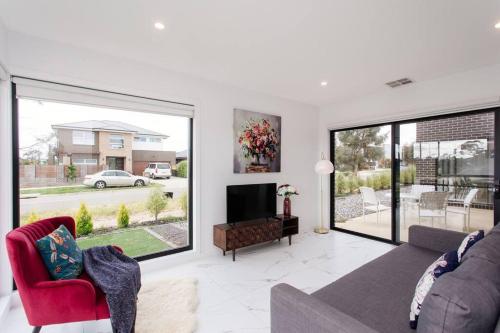 Bright and Chic House at Throsby with 4 Bedrooms in نورثن كانبير ا