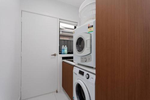 Bright and Chic House at Throsby with 4 Bedrooms in نورثن كانبير ا