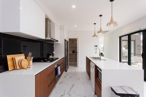 Bright and Chic House at Throsby with 4 Bedrooms in نورثن كانبير ا