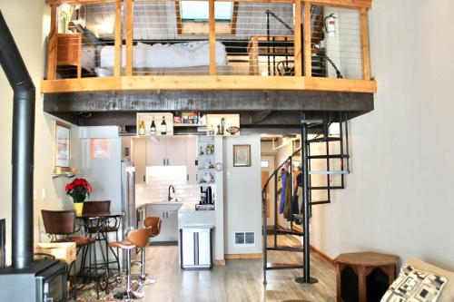 Modern Cabin-Style Loft in Vail On Shuttle Route in Vail, USA
