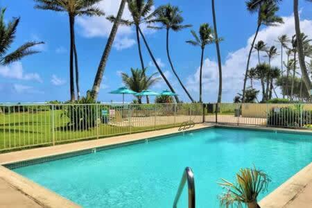 bazen, Luxury Beachfront Condo in Punaluu