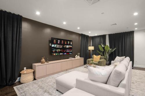 Luxe Harlem Retreat 3BR Designer Home w Parking in New York, USA