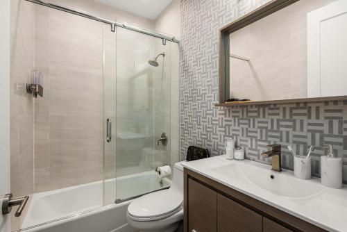 Luxe Harlem Retreat 3BR Designer Home w Parking in New York, USA