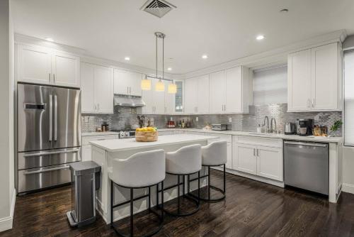 Luxe Harlem Retreat 3BR Designer Home w Parking in New York, USA