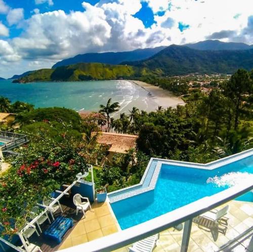 Casa com piscina de borda infinita e hidromassagem com vista