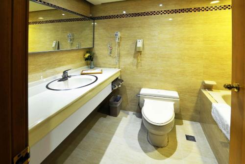 Standard Double Room image 5