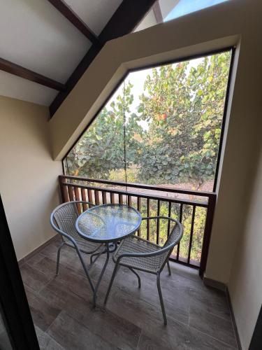 Balkons/terase, Cozy Home with Huge Lawn and Pool - WiFi in Chincha Alta