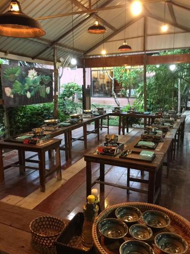 Ta Thai Cooking & Stay in ศรีสำโรง