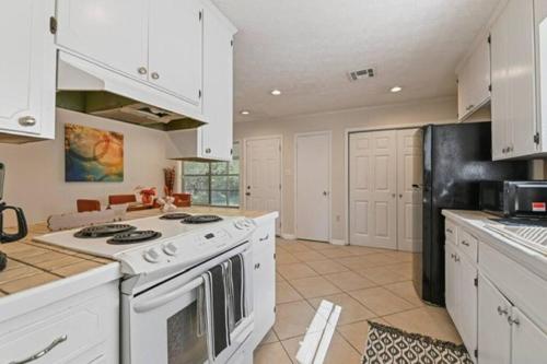 Charming 3 BR home with WiFi, AC in Montgomery in Montgomery, USA