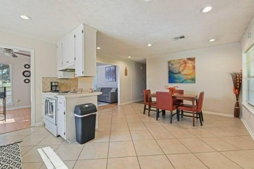 Charming 3 BR home with WiFi, AC in Montgomery in Montgomery, USA