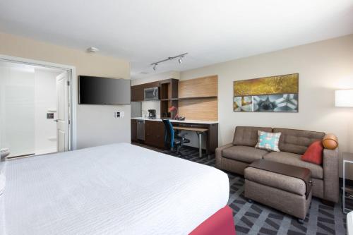 King Studio with Sofa Bed