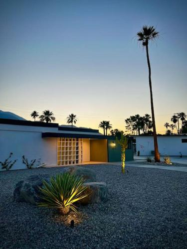 Beautiful 4 bedrooms oasis in Palm Springs