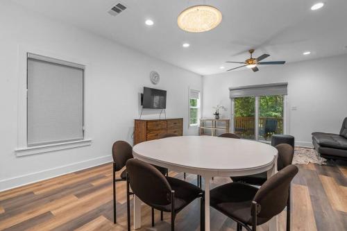 Modern Cabin Oaklawn in 10 min Private Patio in Hot Springs, USA