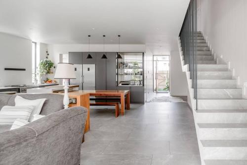 Beginnings - New Townhouse in Welcoming Heart of Newlands