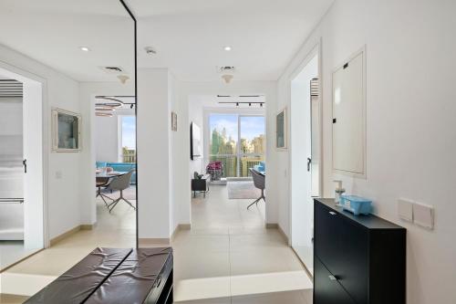 Ferrari Inspired Modern 3BHK with maids room and Full Sea View, Dubai (photo 7)