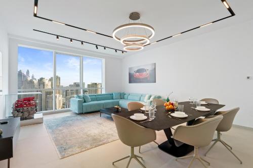 Ferrari Inspired Modern 3BHK with maids room and Full Sea View, Dubaj