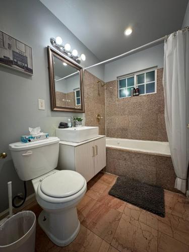 2 bedroom apartment1 mile south from the Hollywood walk of Fame and Hollywood sign in Los Angeles, USA