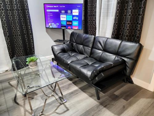2 bedroom apartment1 mile south from the Hollywood walk of Fame and Hollywood sign in Los Angeles, USA