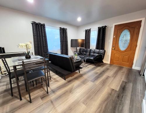 2 bedroom apartment1 mile south from the Hollywood walk of Fame and Hollywood sign in Los Angeles, USA